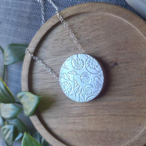 Seashells Circle Hollow Box Pendant