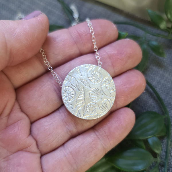 Seashells Circle Hollow Box Pendant