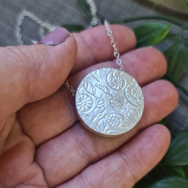 Seashells Circle Hollow Box Pendant